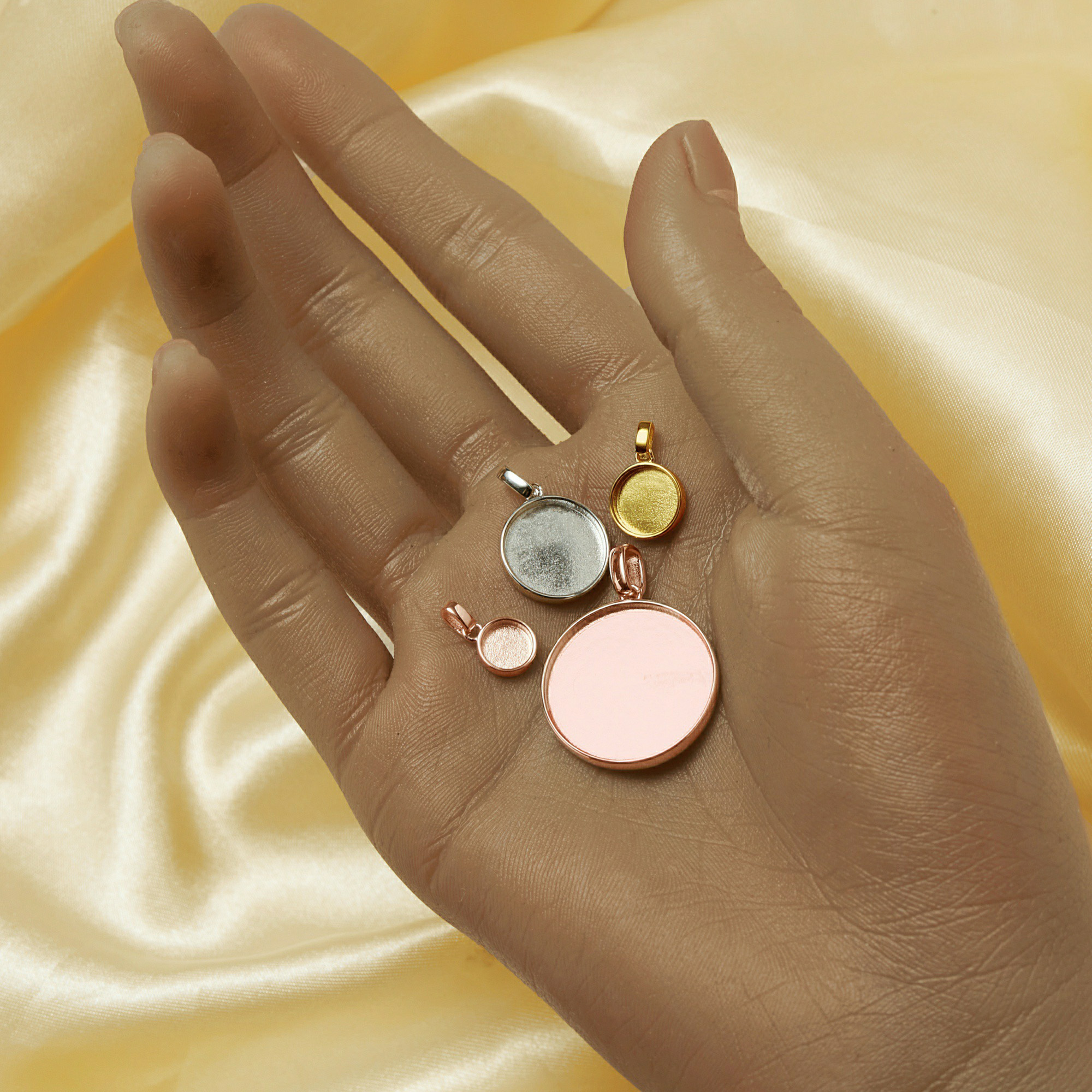 Keepsake Mother Milk Resin Rou - Bezels Set Pendant recensione e prezzo