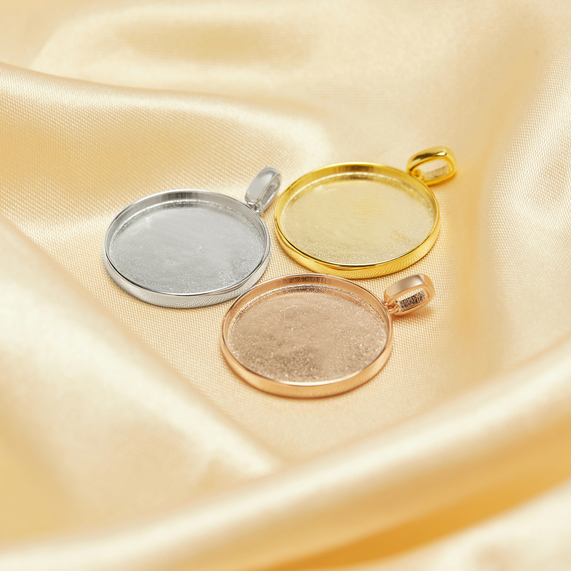 Keepsake Mother Milk Resin Rou - Bezels Set Pendant recensione e prezzo